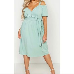 Boohoo plus plunge ruffle dress mint US 18